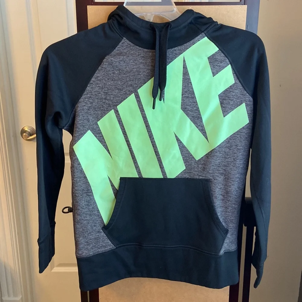 NWOT M Nike Womens therma fit hoodie M